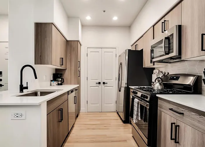 Boulevard Chic 1br Near Stadium Pool Access Gym & Free Parking * Glendale