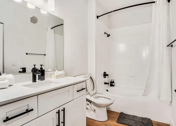 Boulevard Chic 1br Near Stadium Pool Access Gym & Free Parking *