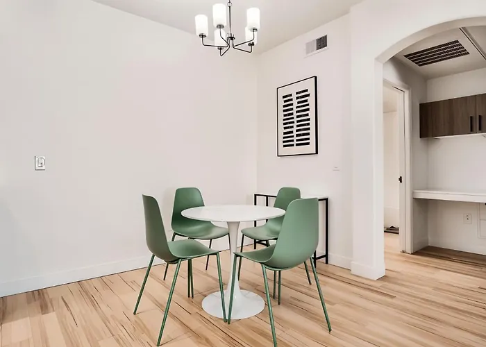 Boulevard Chic 1br Near Stadium Pool Access Gym & Free Parking